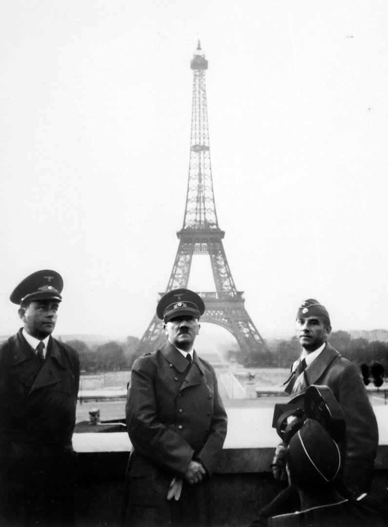 Adolf_Hitler_in_Paris_1940.jpg