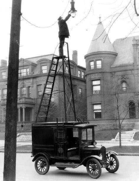 Changing light bulbs 1910.jpg