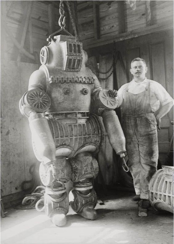 Divong suit 1911.jpg