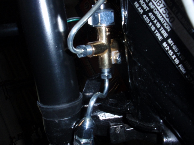 Front Brake line routing 3 (640x480).jpg